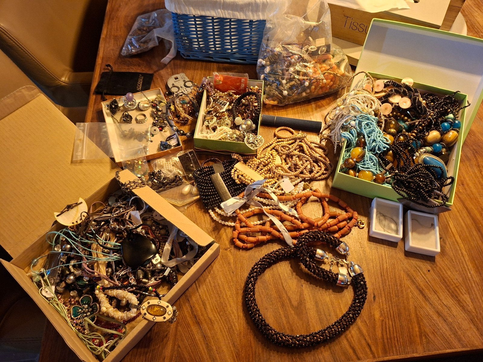 Bijoux vintage faits main, Enlèvement