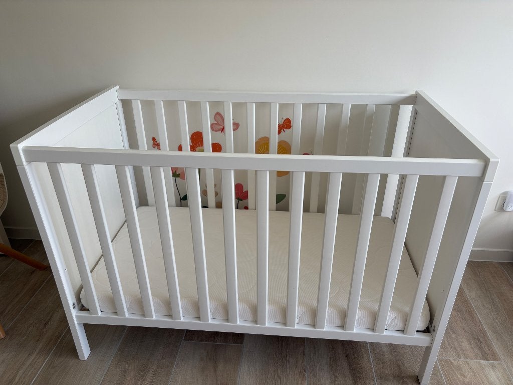 Babybed IKEA sundvik, Kinderen en Baby's, Ophalen, Zo goed als nieuw, Ledikant