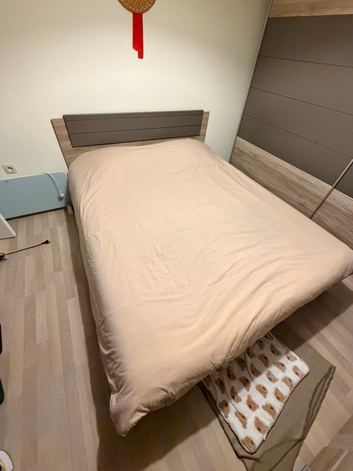 Tweepersoonsbed met lattenbodem en matras met 2x nachtkastje, Huis en Inrichting, Ophalen, Beige, Tweepersoons, Zo goed als nieuw