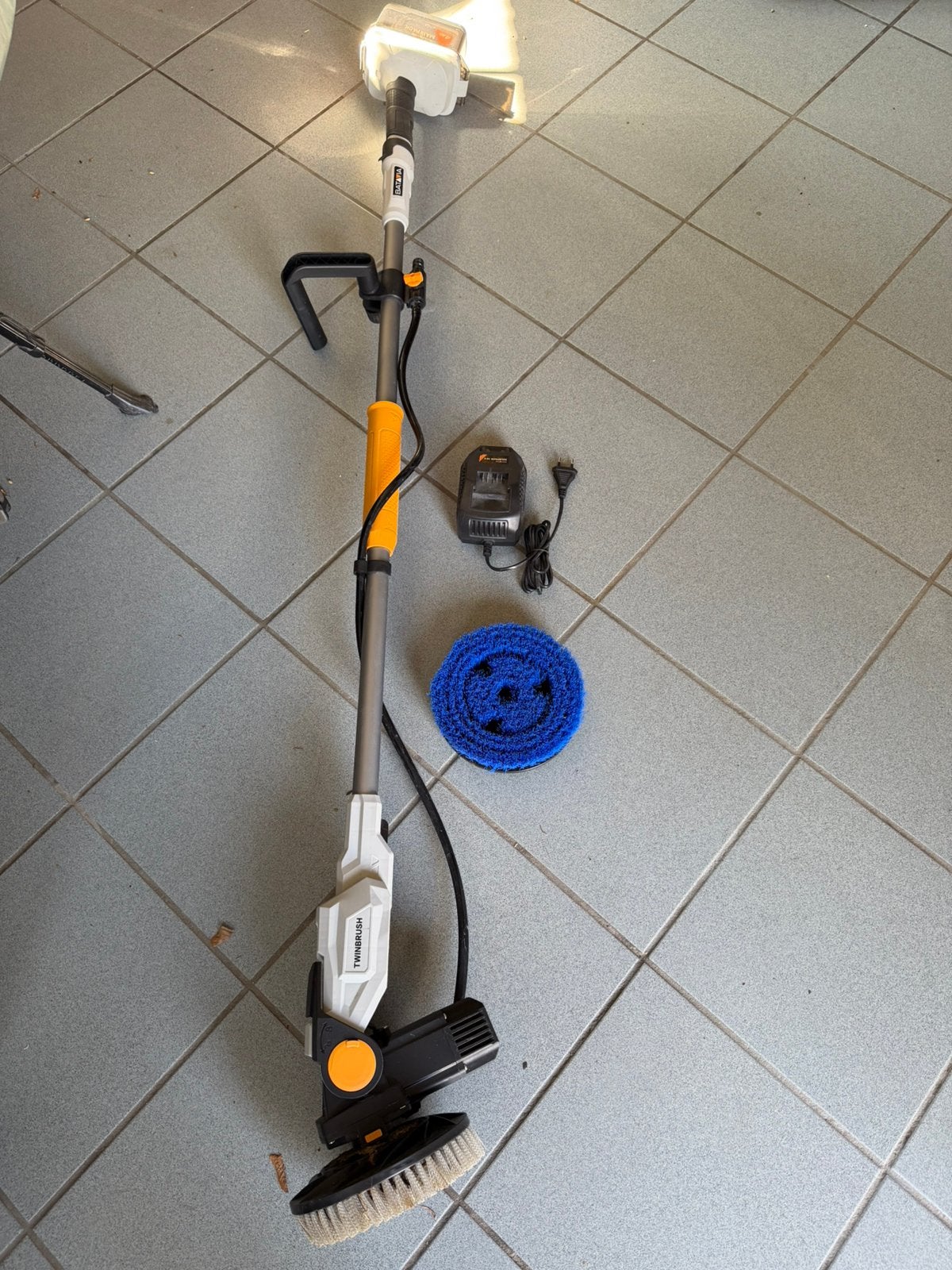 Batavia 18v twinbrush accu reinigingsborstel, Tuin en Terras, Ophalen, Zo goed als nieuw
