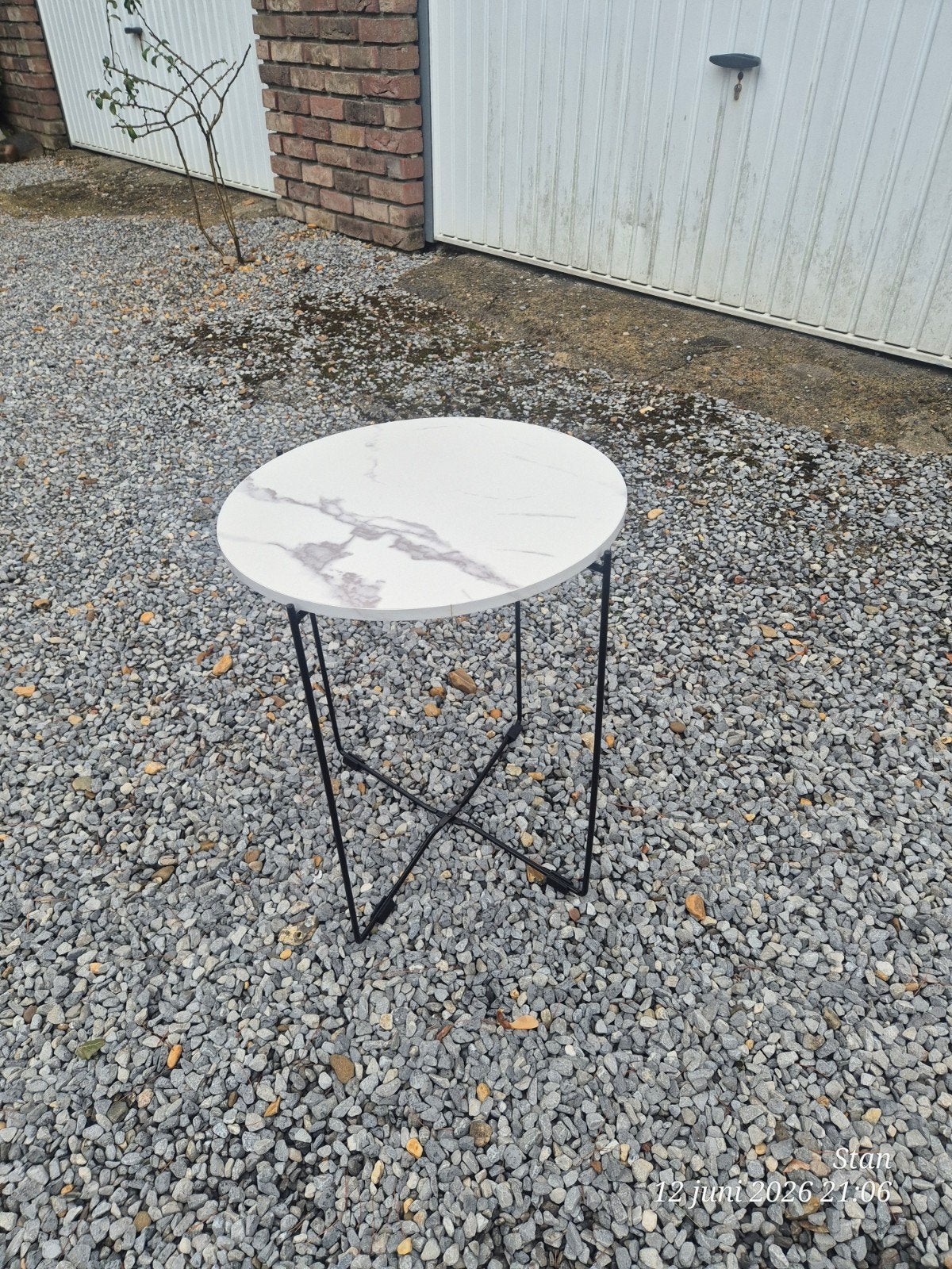 Mooie ronde bijzettafel (wit marmerlook & zwart metaal), Huis en Inrichting, Tafels | Bijzettafels, Ophalen of Verzenden