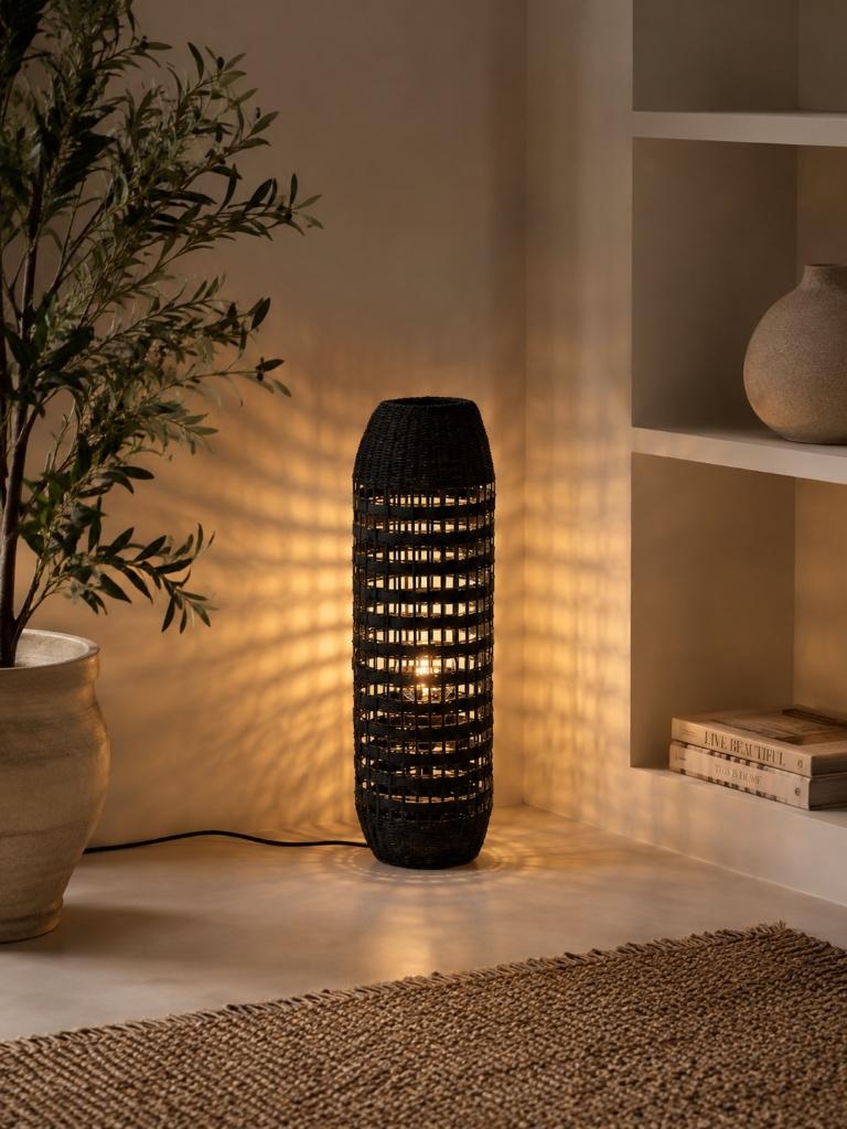 Pomax ROTA Vloerlamp – Nieuw in doos – Rotan zwart – 70 cm, Huis en Inrichting, Ophalen, Boho japandi modern, Minder dan 100 cm