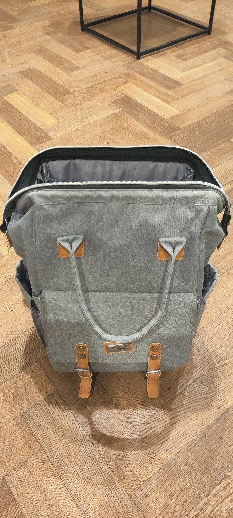 Sac à dos pour affaires de bébé, Enfants & Bébés, Gris, Comme neuf, Enlèvement, Poches supplémentaires