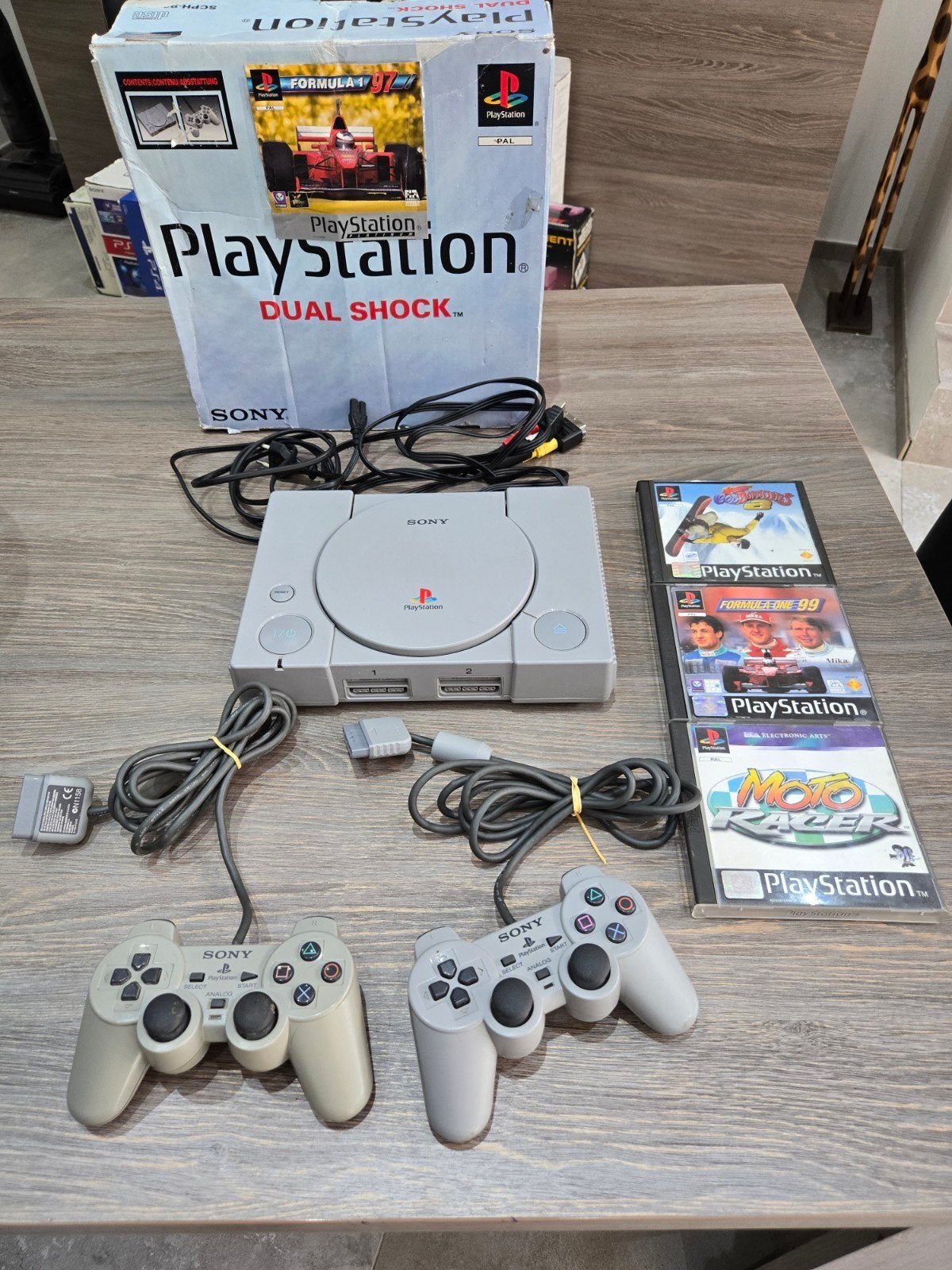 Playstation 1 in de doos 2 controller 3-game, Games en Spelcomputers, Spelcomputers | Sony PlayStation 1