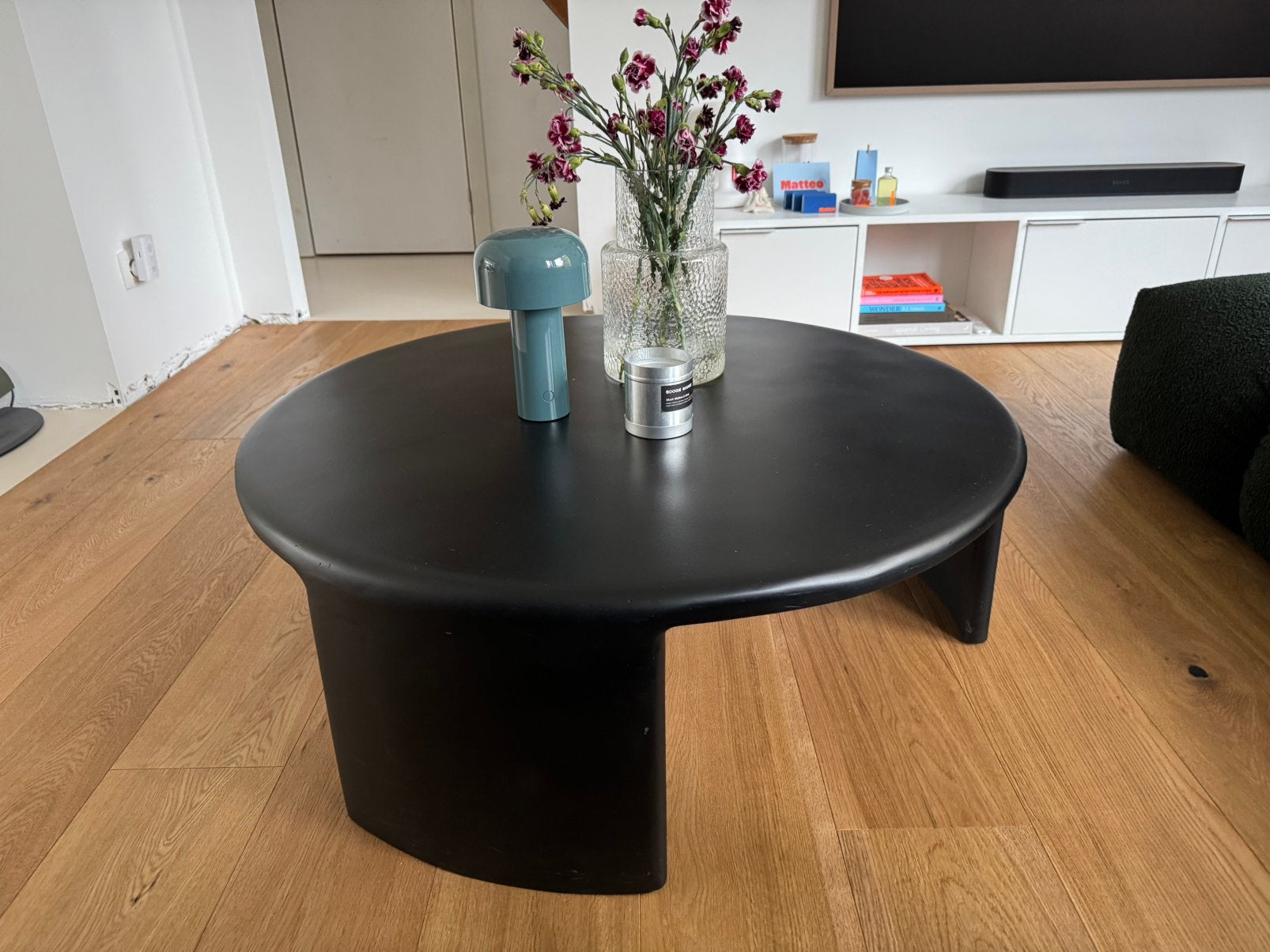 Ronde betonnen salontafel van Furnified, Huis en Inrichting, Ophalen, Zo goed als nieuw