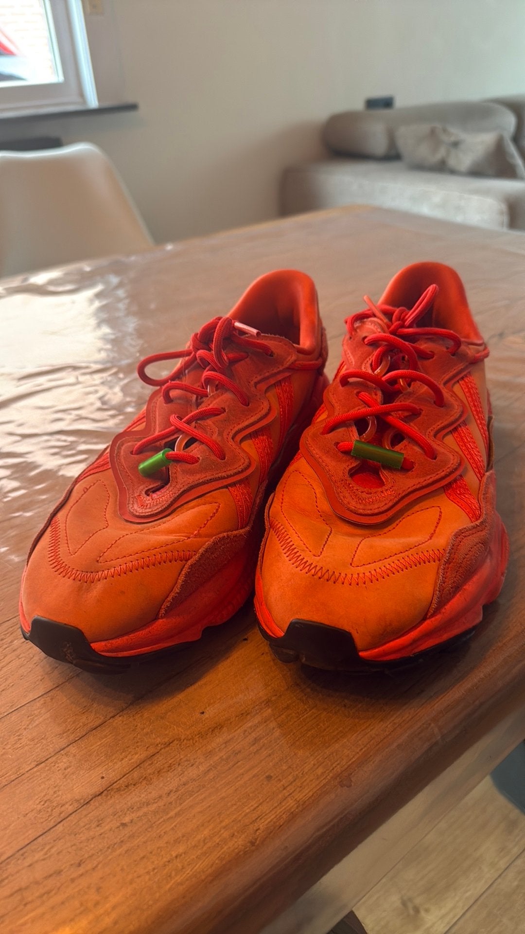 Sneaker rouge Adidas légèrement usée, Enlèvement ou Envoi, Comme neuf, Adidas