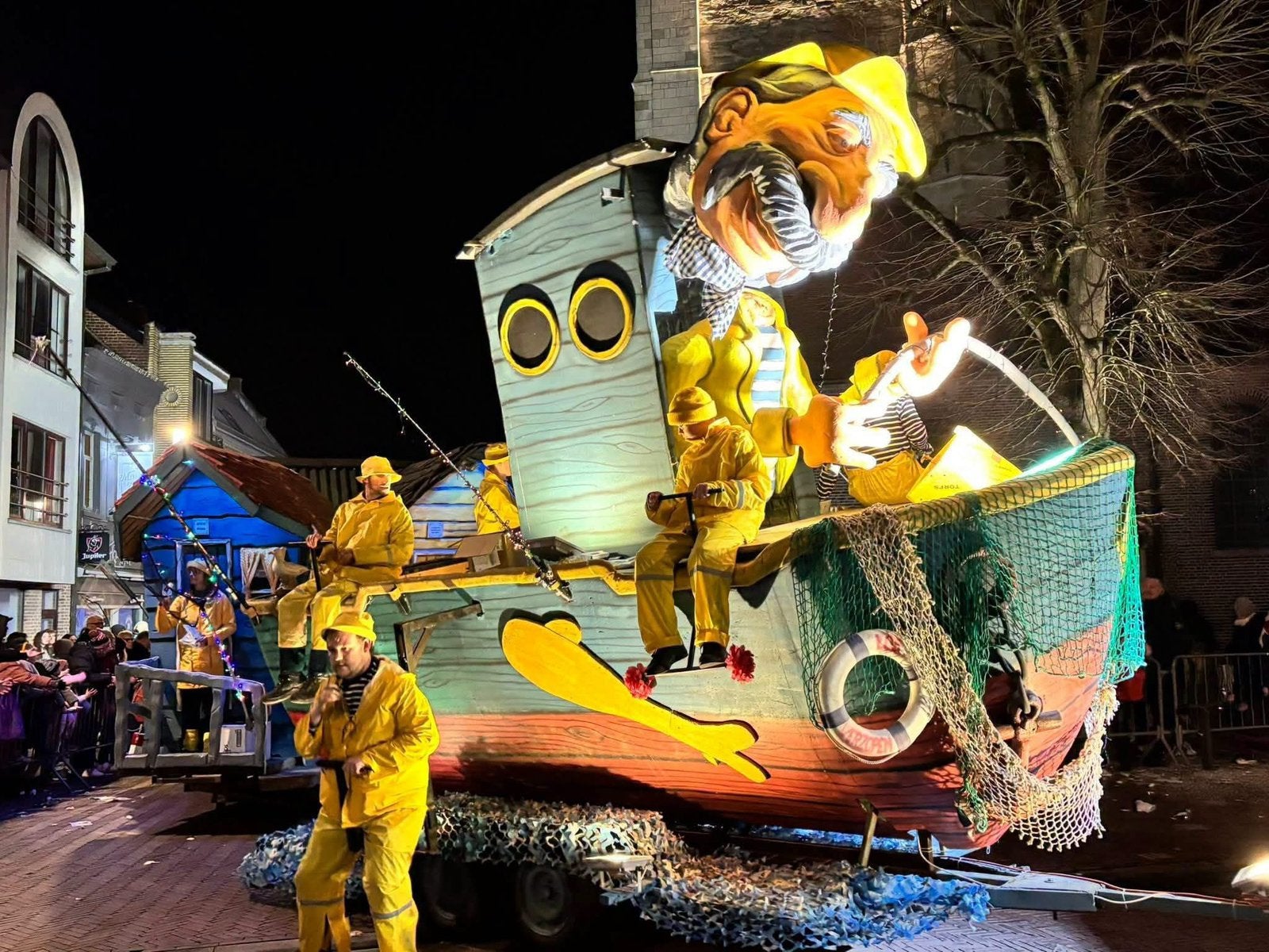 Carnavalswagen !moet asap weg!