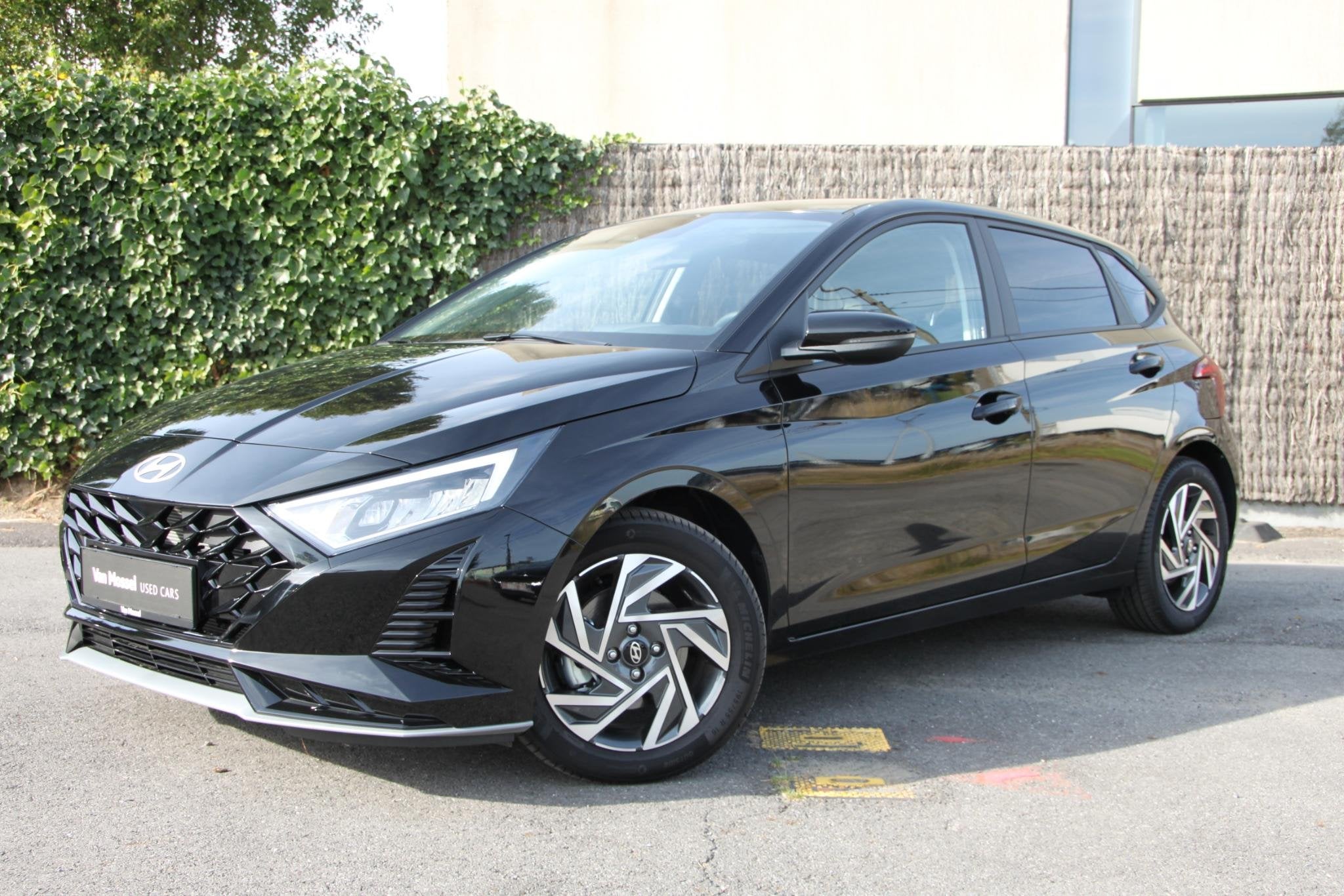 Hyundai i20 1.0 T-GDi 48V 7-DCT 74kW Techno | DIRECTIE WAGEN, Dealer onderhouden, Gebruikt, Zwart, Overige kleuren