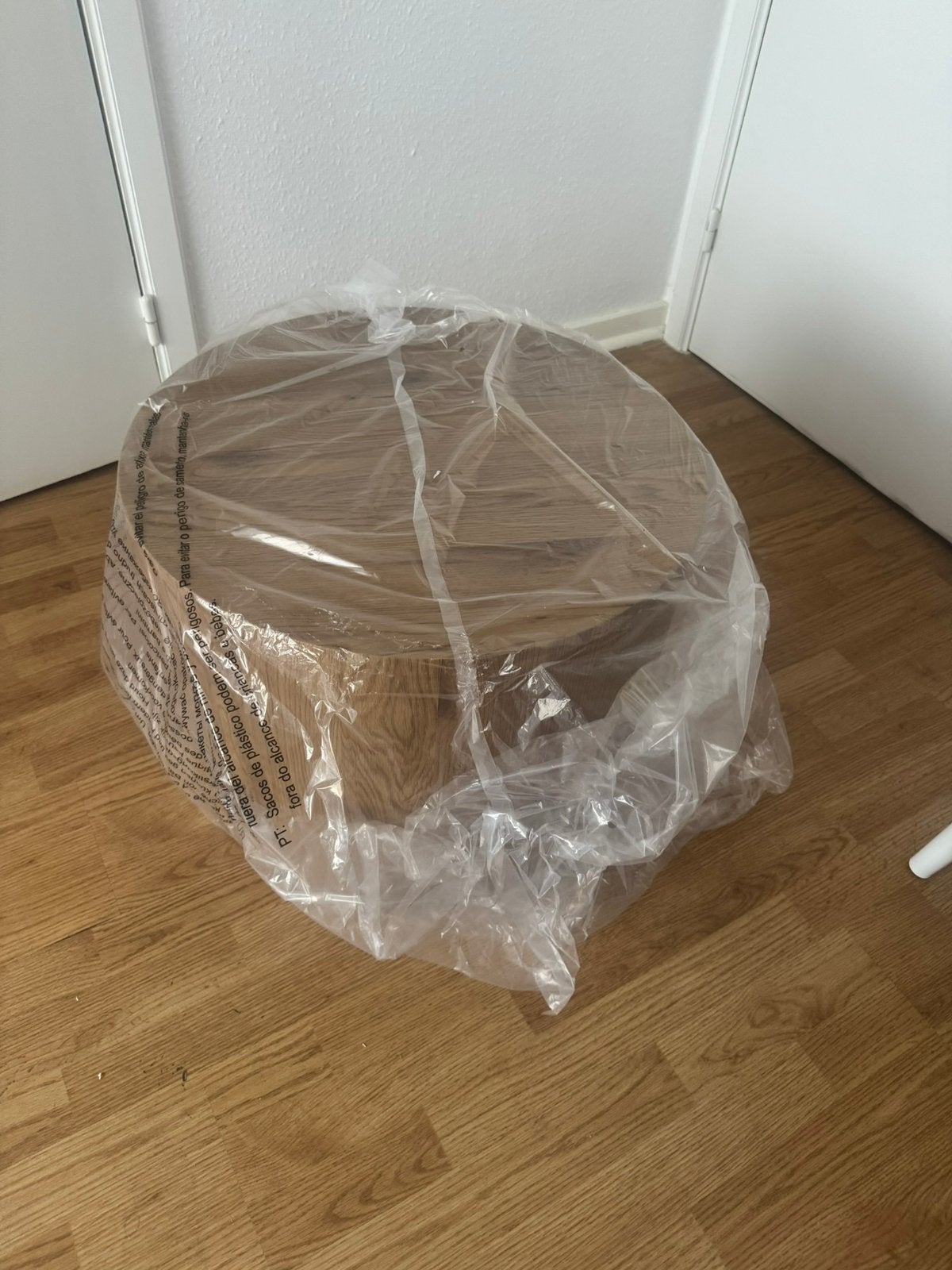 2 ronde salontafels met eikeneffect, Ophalen, Zo goed als nieuw, Eikenhout