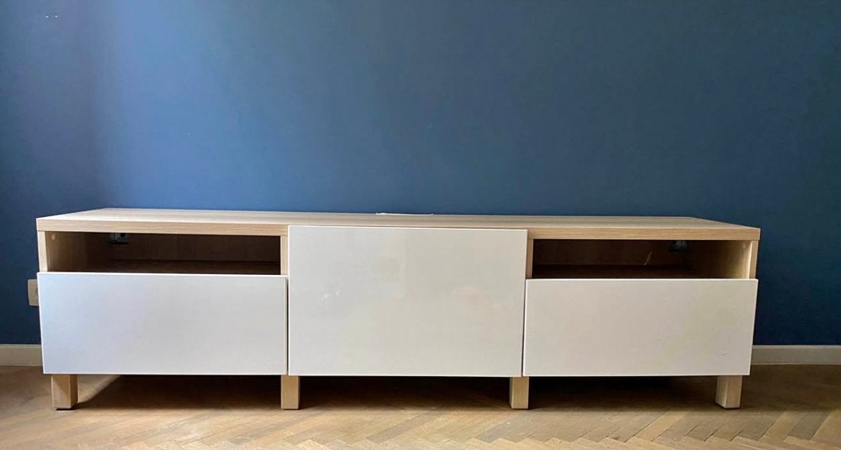 Banc TV Besta, Enlèvement, Comme neuf