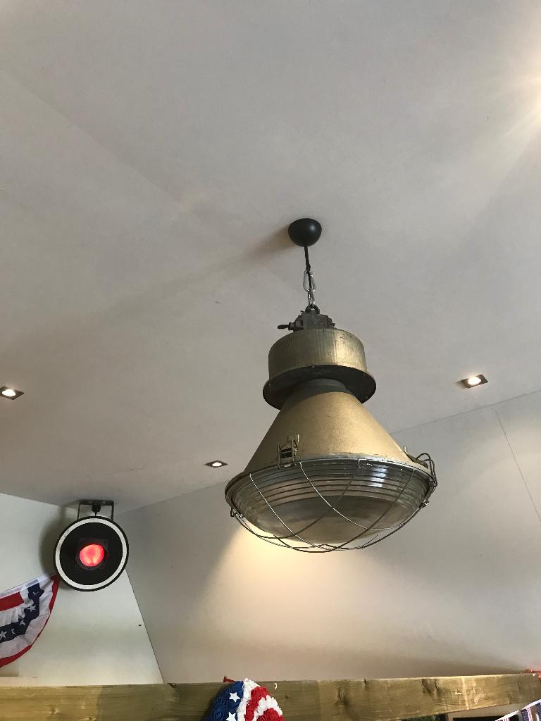 4 industriele lampen, Enlèvement