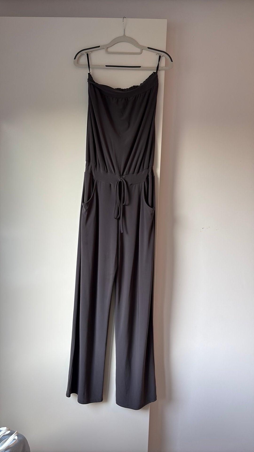 Grijze jumpsuit (M) strapless, Kleding | Dames, Jumpsuits, Ophalen of Verzenden, Gedragen, Maat 38/40 (M)