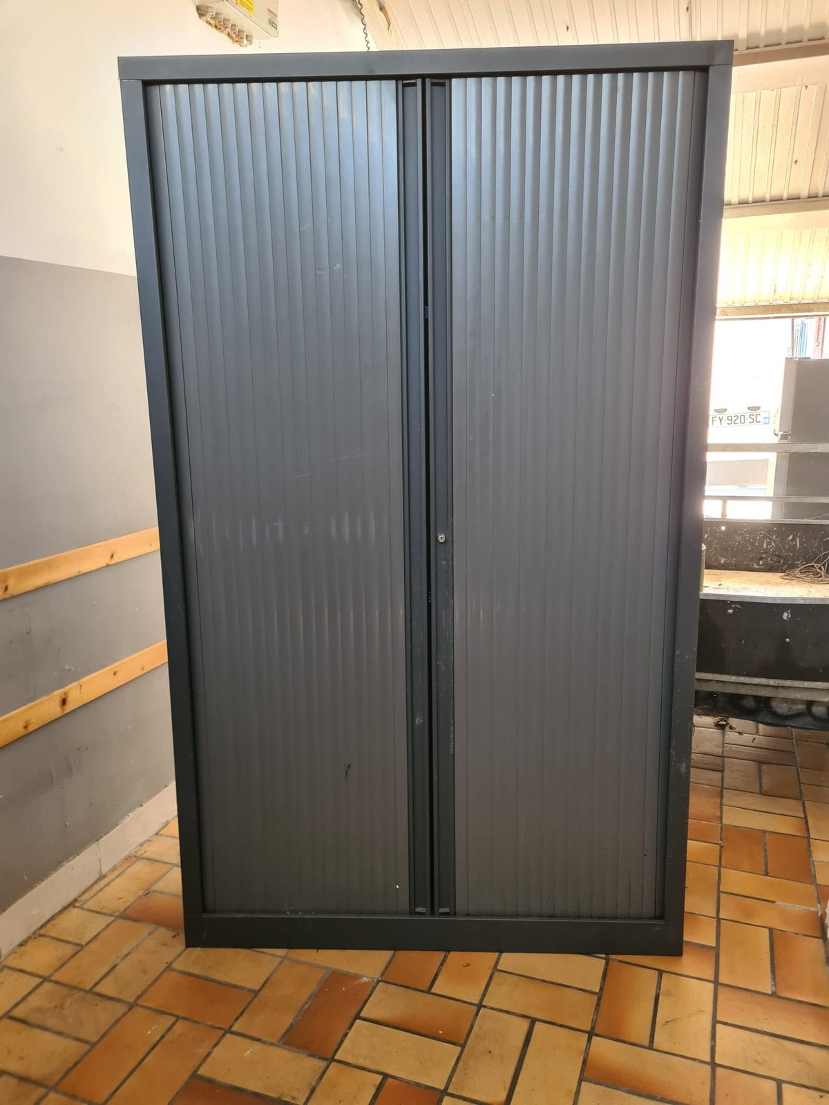 Armoire en fer et porte coulissante, Enlèvement, Comme neuf