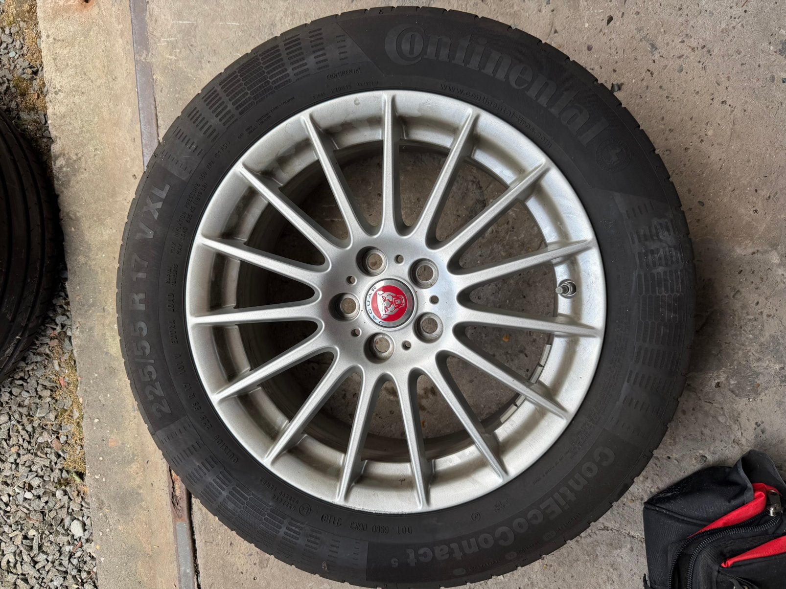 4 Continental banden 17 inch + originele Jaguar velgen, Auto-onderdelen, Banden en Velgen, Ophalen, Banden en Velgen, 17 inch