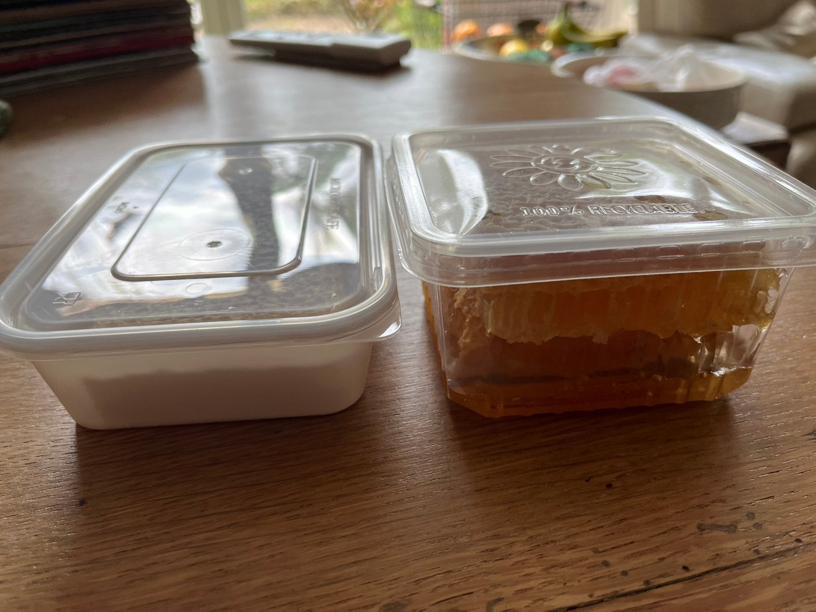 nid d'abeilles sur fenêtre, nid d'abeille, miel brut, Enlèvement