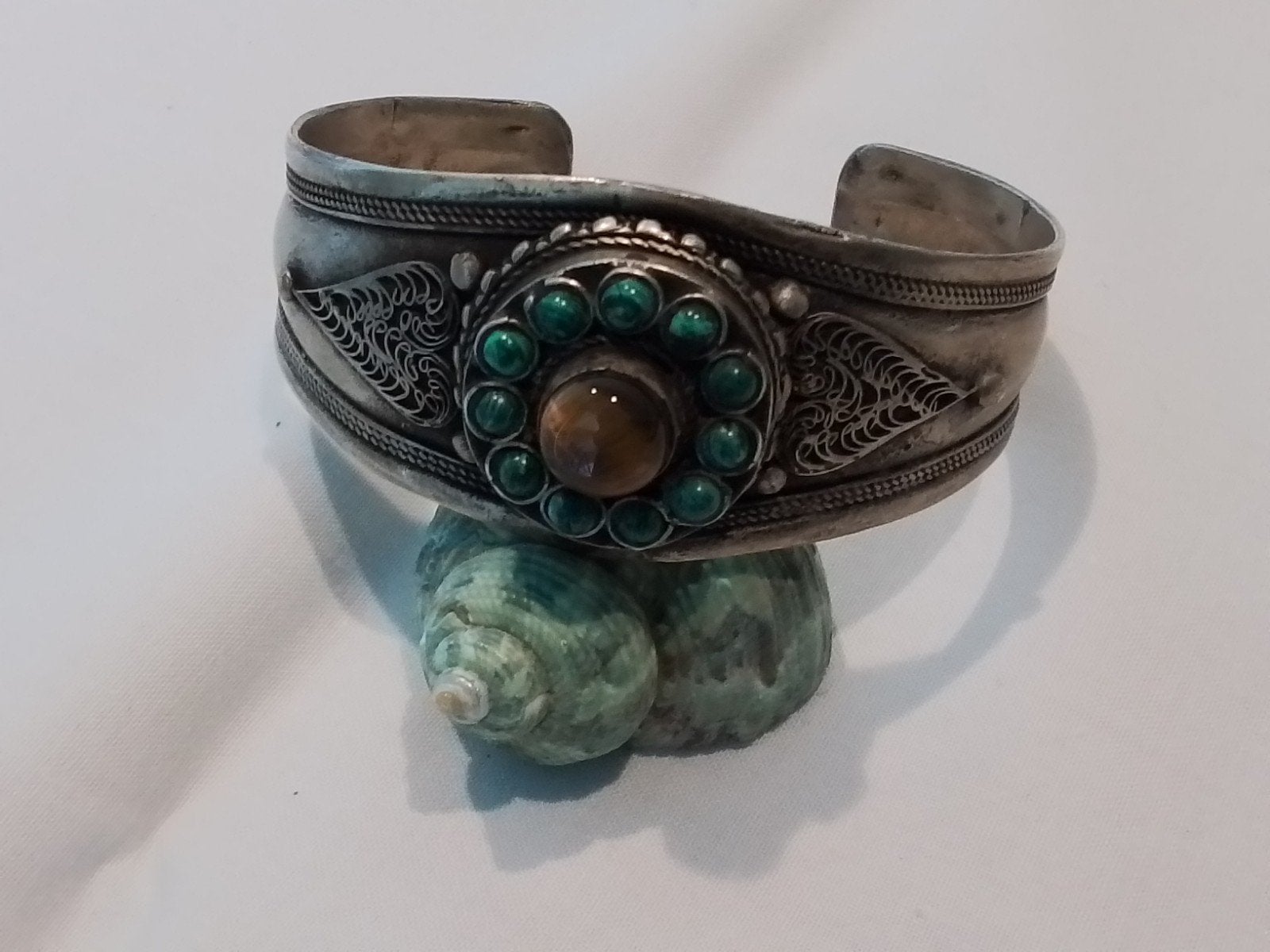 ANTIEKE MANCHET ARMBAND MET MALACHIET EN TIJGEROOG STEEN., Bijoux, Sacs & Beauté, Bijoux anciens, Enlèvement, Autres matériaux