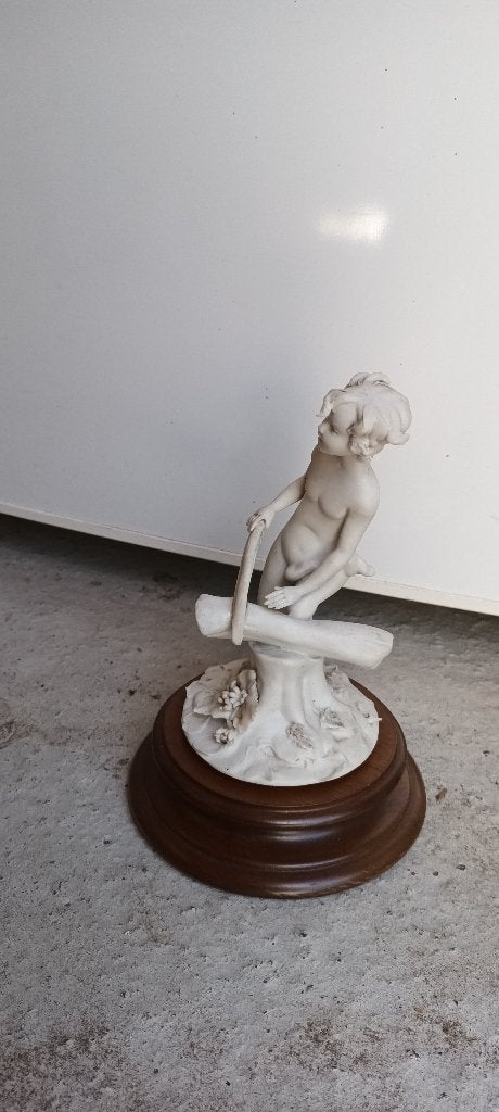 engeltje die boomstam zaagt - in biscuit, Antiek en Kunst, Ophalen