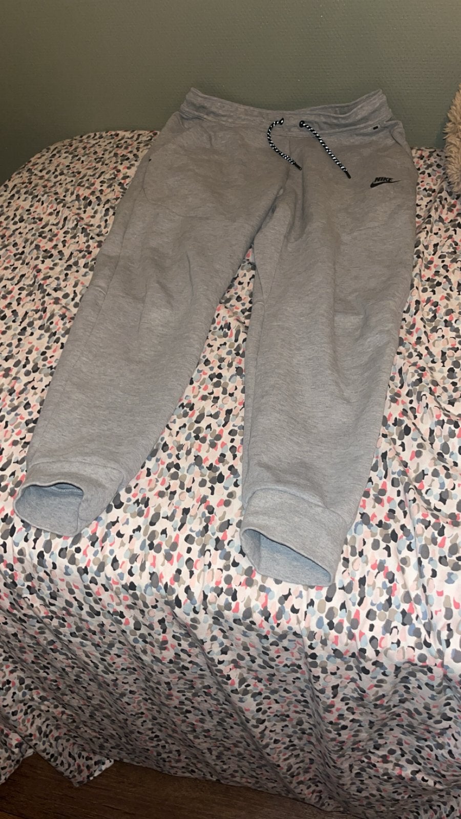 Nieuwste nike tech broek, Kleding | Heren, Broeken en Pantalons, Ophalen, Zo goed als nieuw, Maat 48/50 (M), Grijs