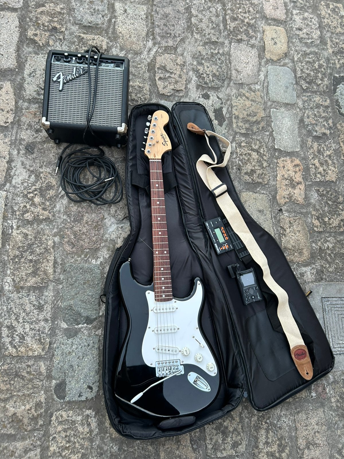 Squier Strat by Fender elektrische gitaar met versterker, Muziek en Instrumenten, Snaarinstrumenten | Gitaren | Elektrisch, Ophalen