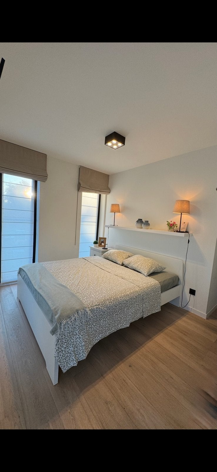 Bed met afgeronde hoeken - zonder lattenbodem en matras, Ophalen, Zo goed als nieuw
