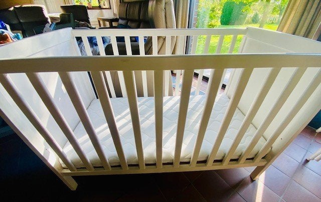 Babybed + matras, Kinderen en Baby's, Ophalen, Gebruikt, Minder dan 140 cm, Matras