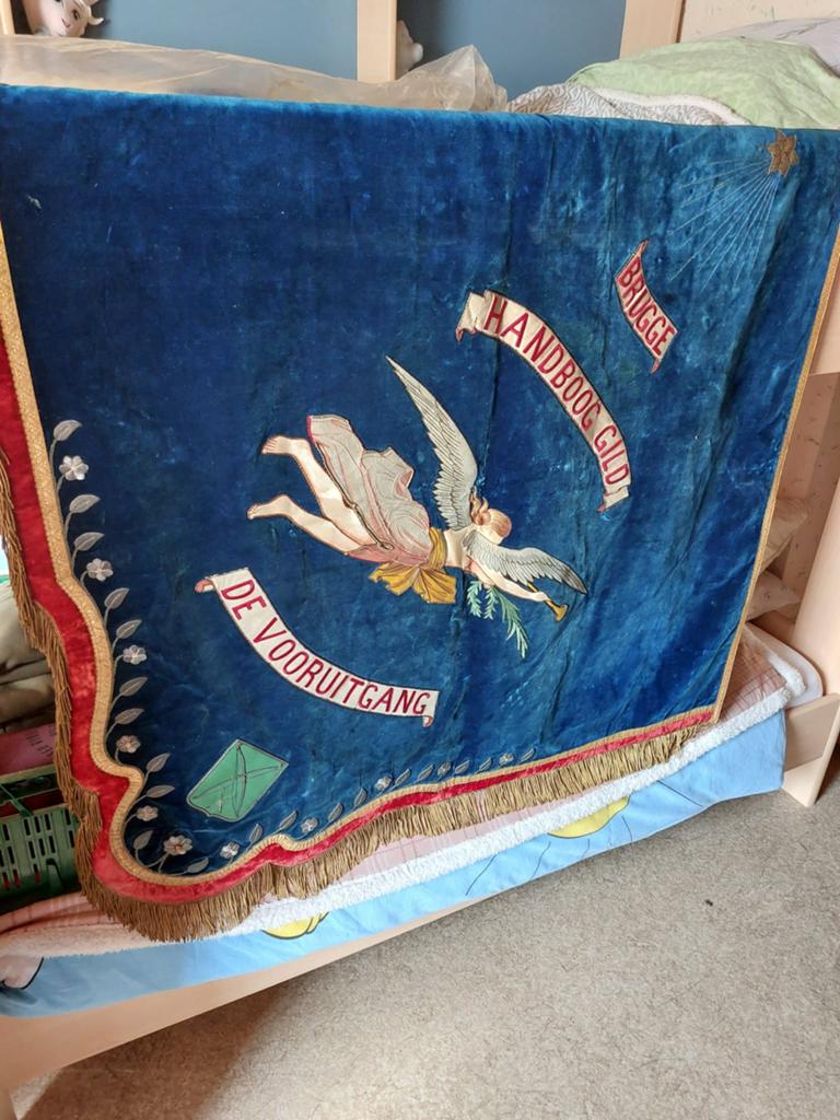 Boogschieten handgeborduurde vlag, Ophalen, Gebruikt