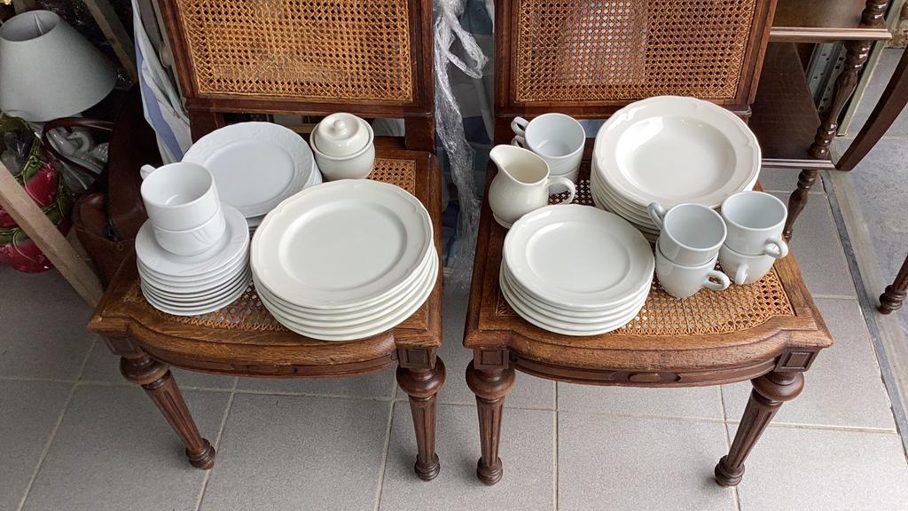 Borden tassen wit allerlei, Enlèvement, Assiettes(s)