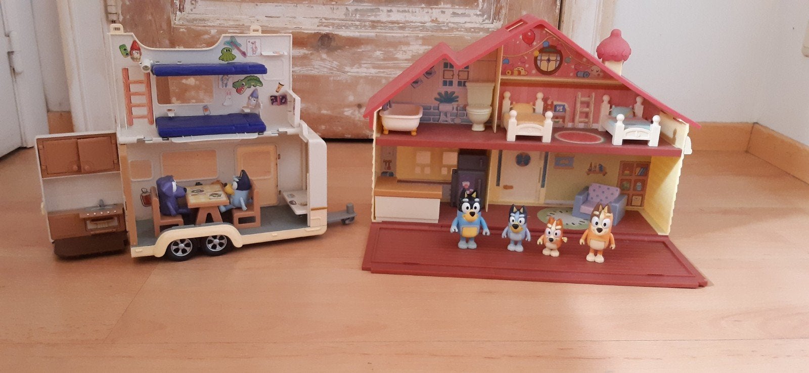 Bluey speelhuis + caravan met popjes, Kinderen en Baby's, Speelgoed | Poppenhuizen, Ophalen, Zo goed als nieuw, Poppenhuis