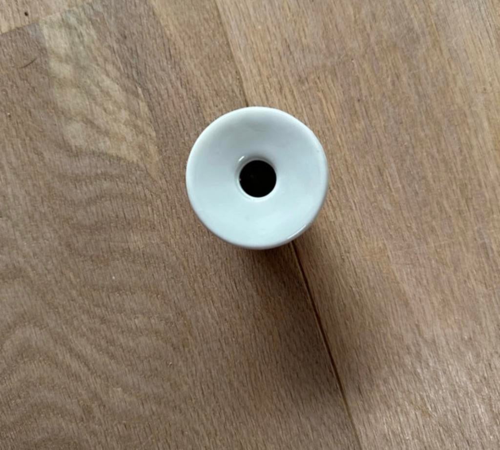 Oude inktpot op het bureau, Ophalen
