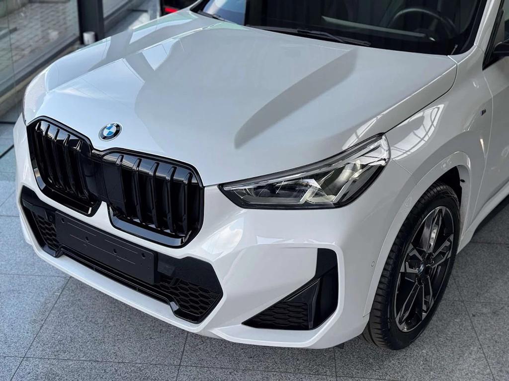 BMW X1 sDrive18i M Sport / PANODAK / TREKHAAK / DODE HOEK, Auto's, Gebruikt, Zwart, 136 pk, Wit