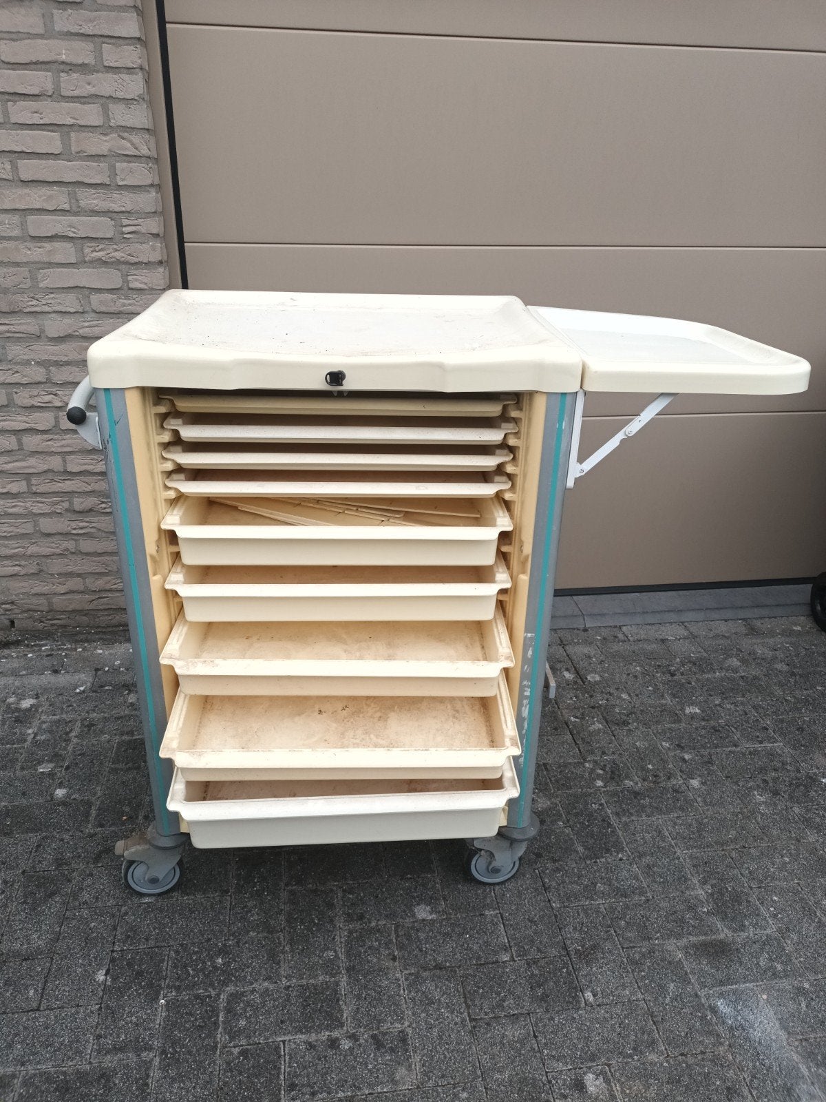 Kast op wielen met laden en rolluik, Ophalen