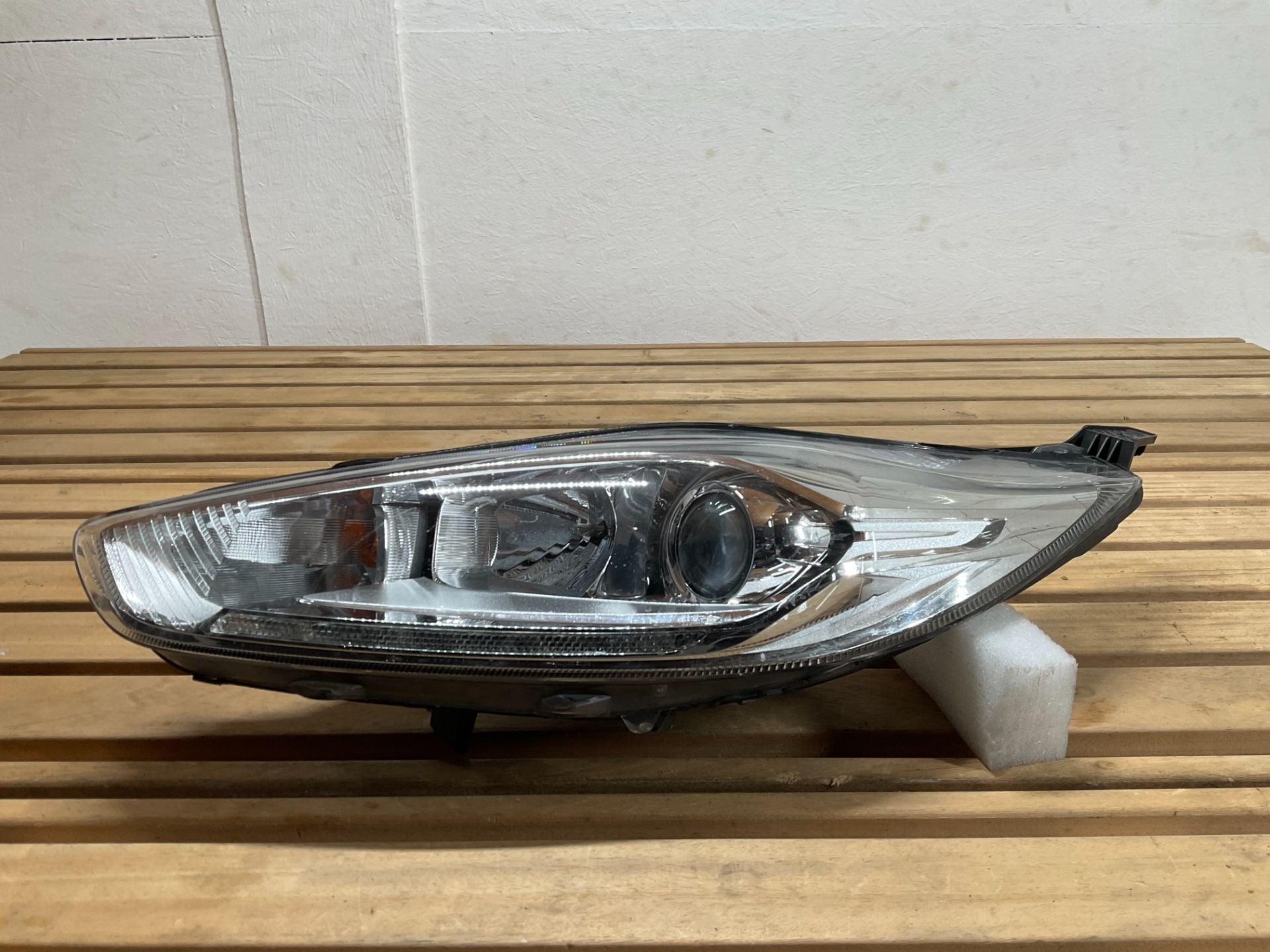 Phare Ford Fiesta VI / Mk7 13-17 C1BB-13W030 F0-1315, Autos : Pièces & Accessoires, Info@ford.com, Ford Motor Company, American Road 1
48126  Dearborn