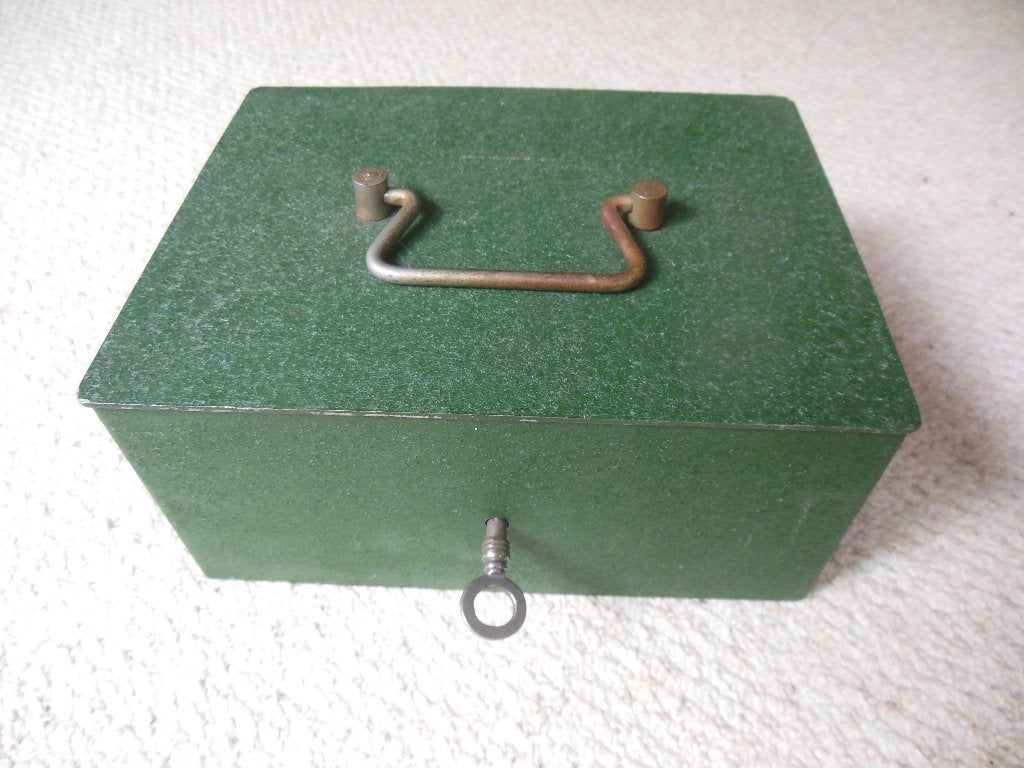 Donkergroen metalen geldkistje met sleutel (retro), Collections, Tirelires, Enlèvement ou Envoi, Utilisé, Métal ou Fer blanc, Autres thèmes