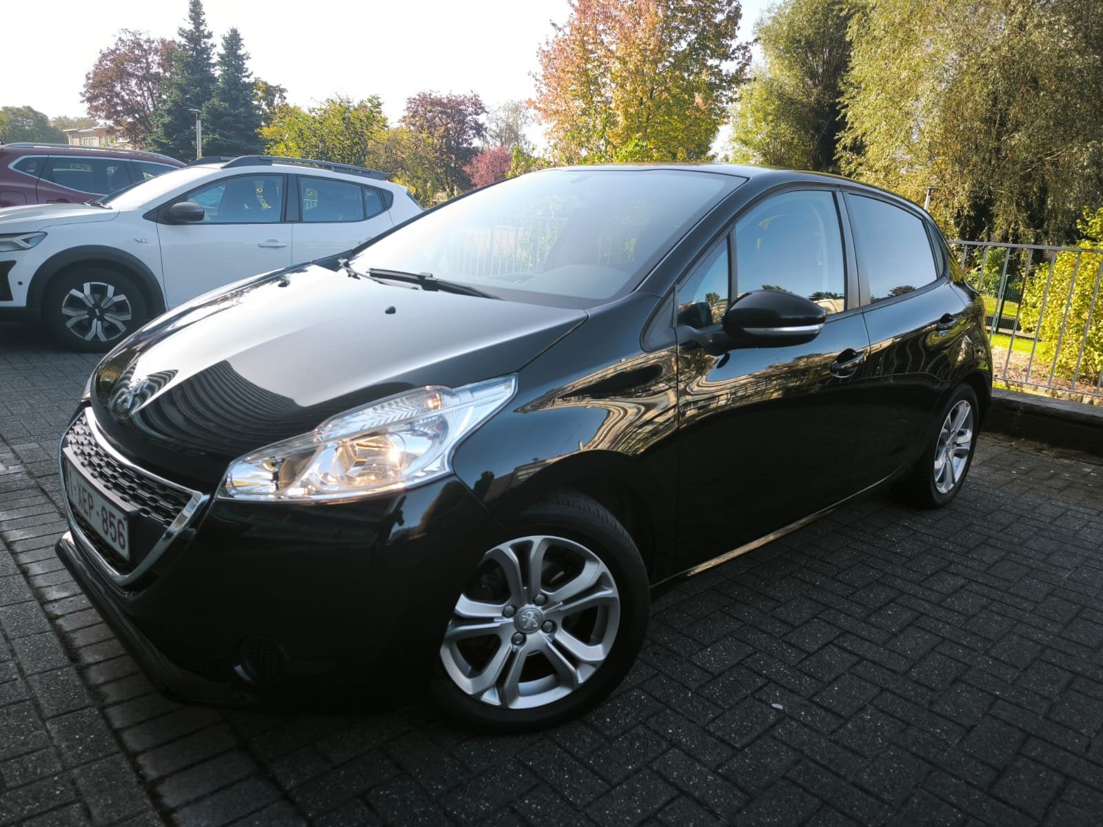 Peugeot 208 Black edition Benzine Nieuw Distributie,Airco, Zwart, 5 deurs, Particulier, Verwarmde buitenspiegels