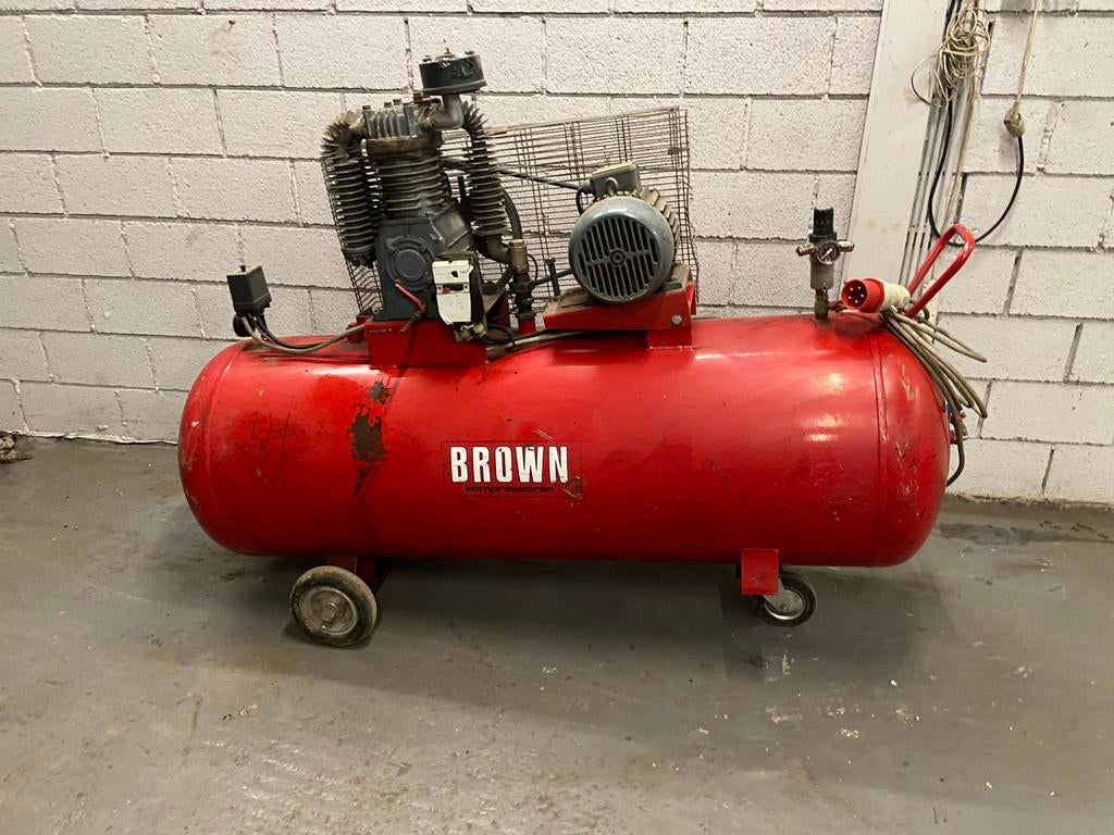 Ancien compresseur brown 500 l, Bricolage & Construction, Compresseurs, Enlèvement, Utilisé, 10 bars ou plus, 100 litres ou plus