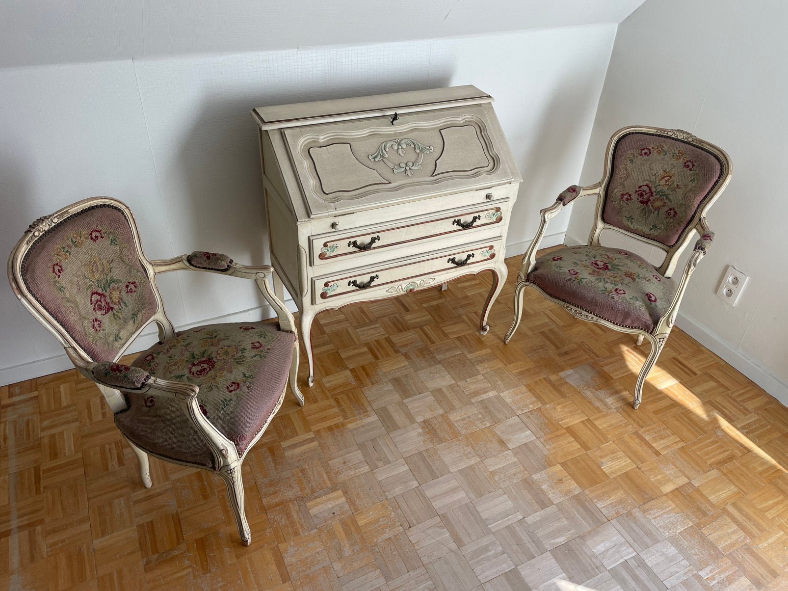 Oude secretaire met 2 zeteltjes van Louis Quinze, Antiek en Kunst, Antiek | Meubels | Stoelen en Sofa's, Ophalen
