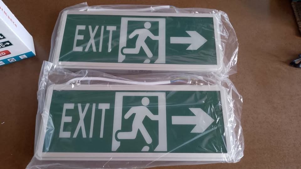 2 panneau de signalisation de secours à LED, Bricolage & Construction, Enlèvement ou Envoi, Comme neuf, Autres types