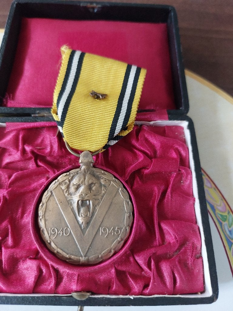 Médaille commémorative belge de la guerre 40/45, Enlèvement ou Envoi, Armée de terre, Ruban, Médaille ou Ailes