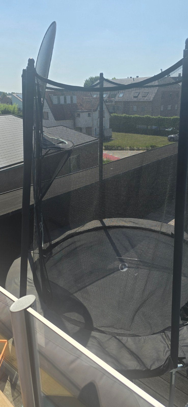 Trampoline met veiligheidsnet en basketbalring, Ophalen