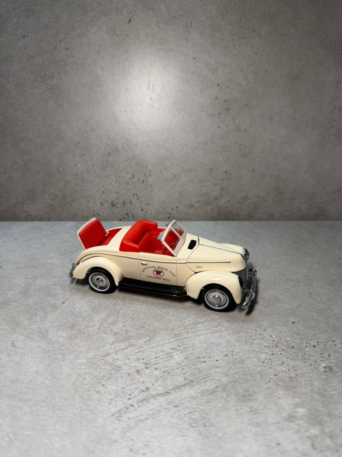 Voiture de course officielle Ford Cabriolet  Golden Wheel, Enlèvement ou Envoi, Comme neuf, Voiture