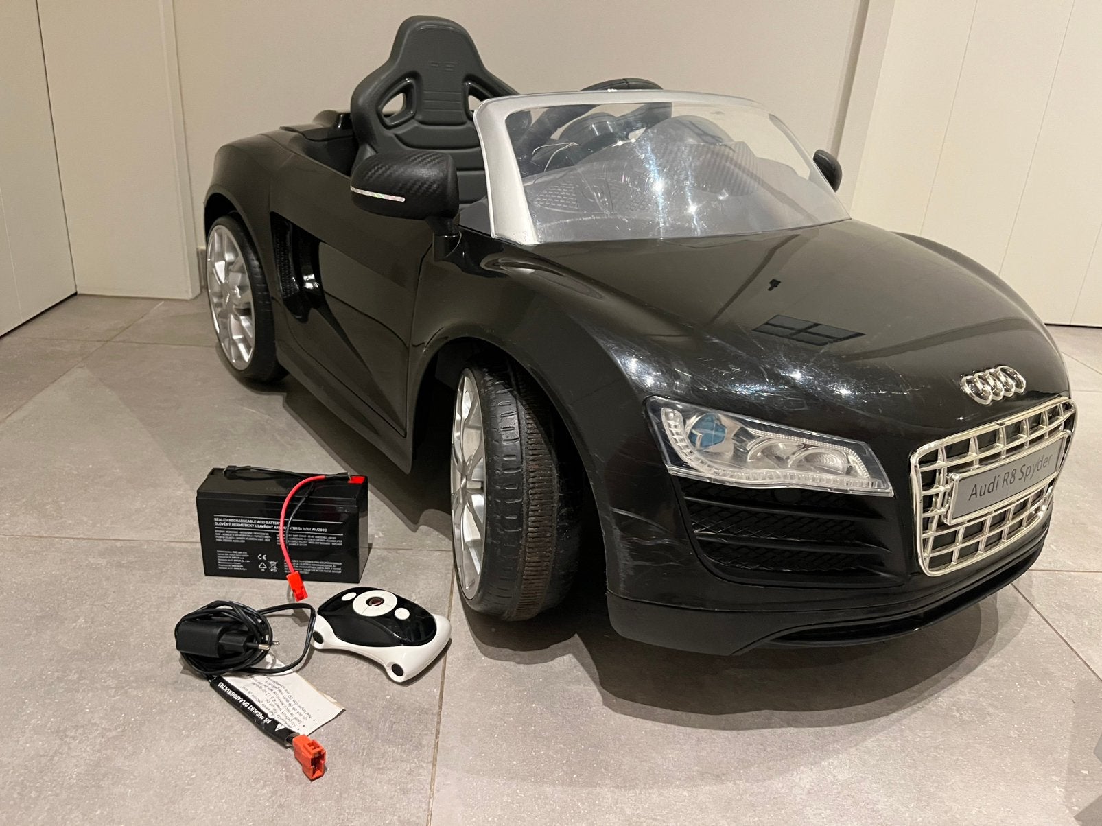 Voiture électrique enfants Audi R8 Spyder avec télécommande, Enfants & Bébés, Enlèvement, Utilisé