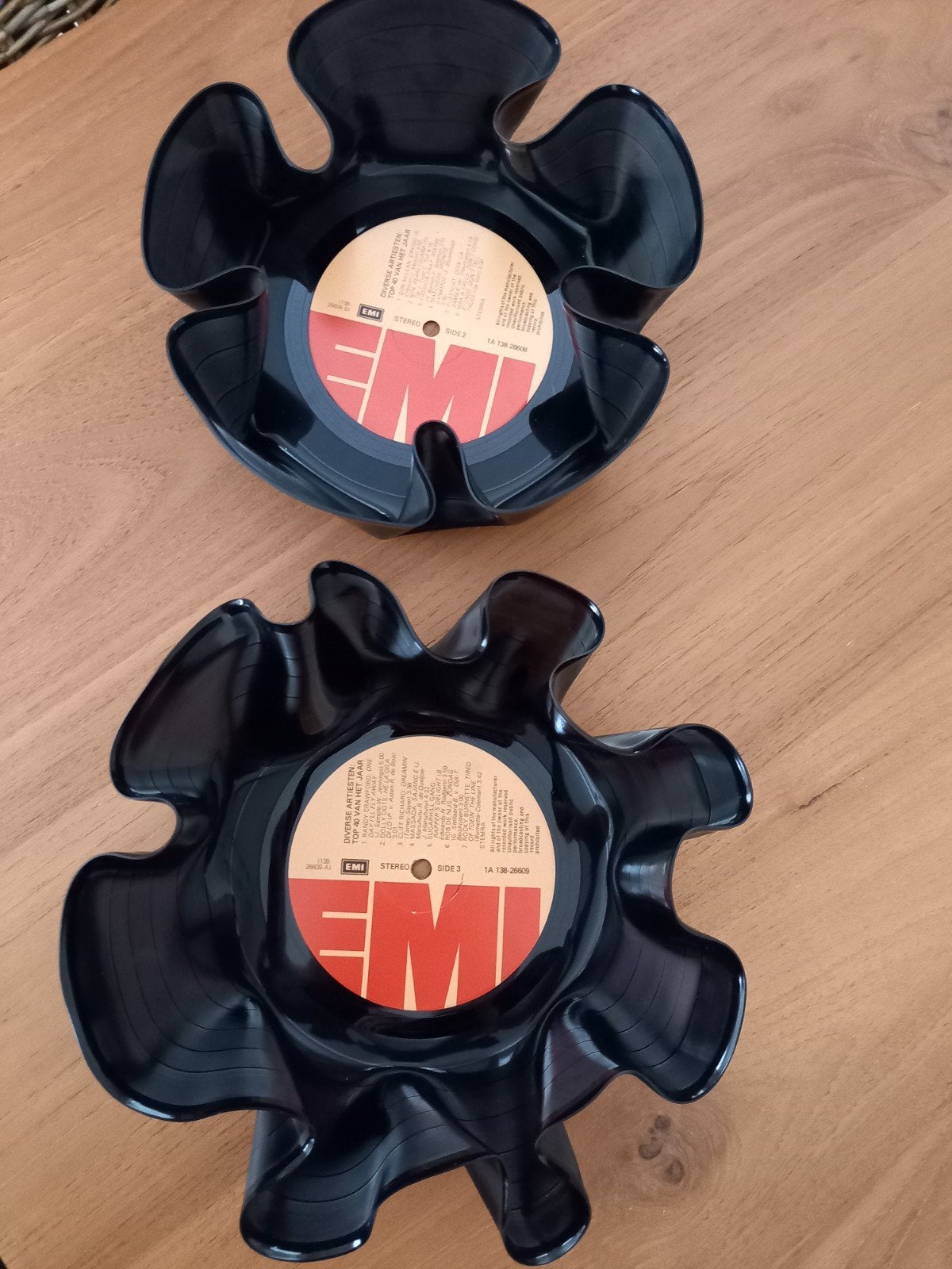 2 nieuwe kommen gemaakt van oude onbespeelbare lp's, Huis en Inrichting, Ophalen of Verzenden