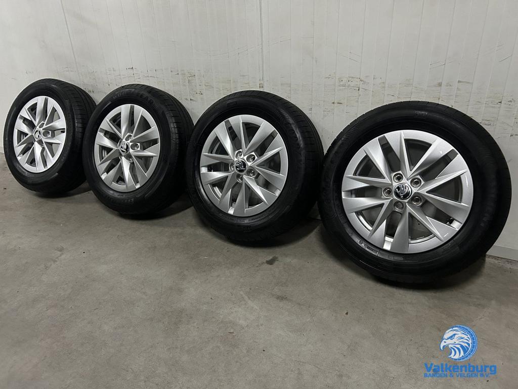 8mm! Originele Skoda Fabia 6VA 15 inch velgen 5x100 zomerban, Auto-onderdelen, Banden en Velgen, Banden en Velgen, Zomerbanden