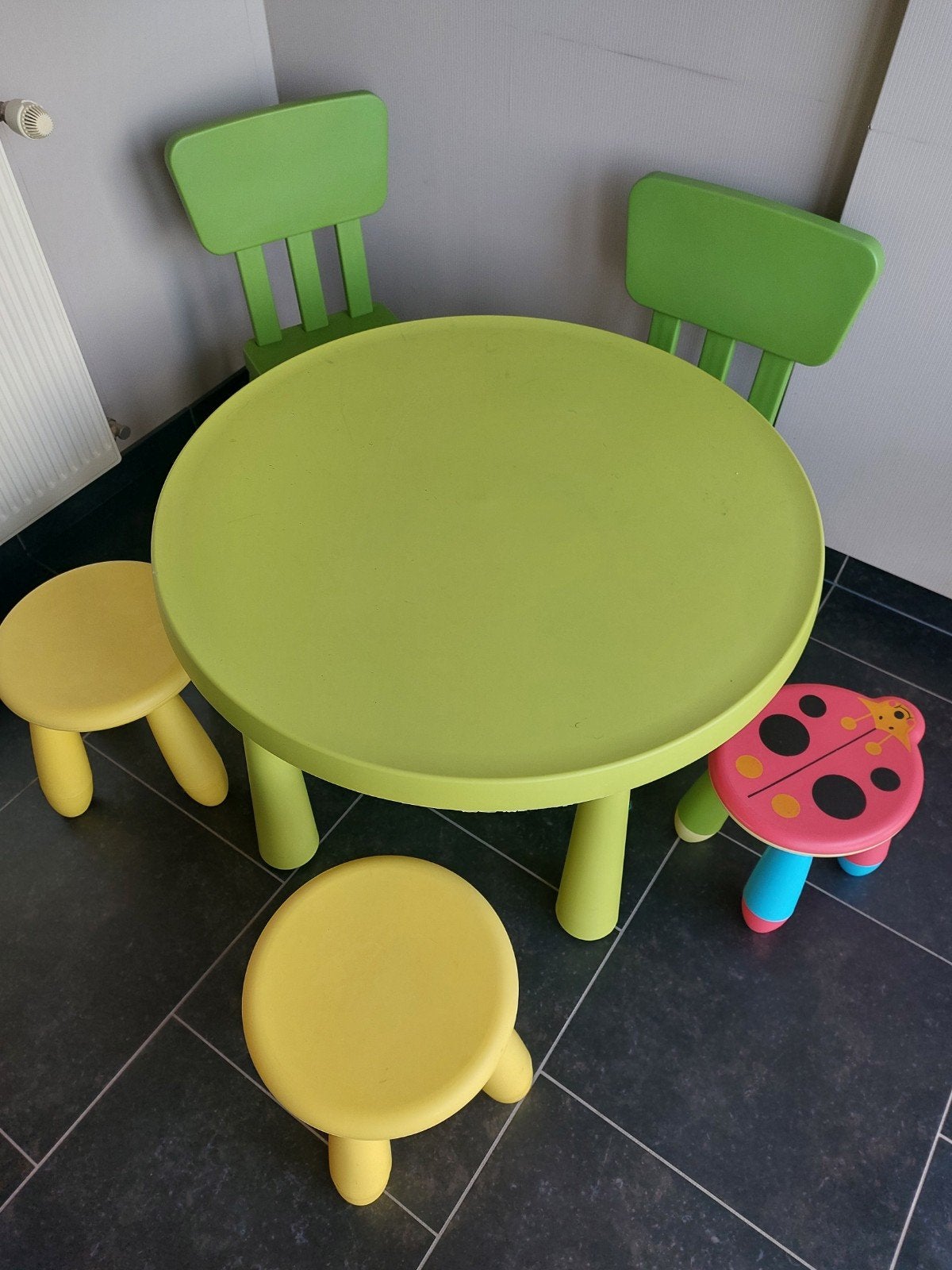 Kindertafel + 2 stoelen + 3 krukjes, Ophalen, Gebruikt, Tafel(s) en Stoel(en)