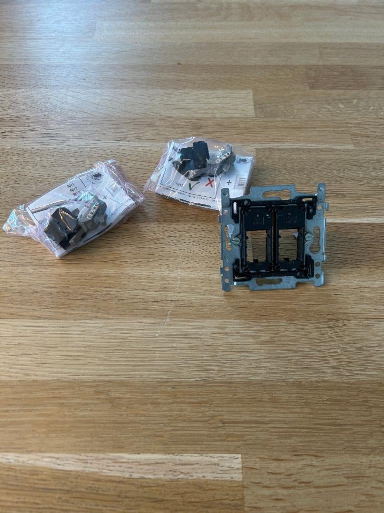 2 RJ45-aansluitingen UTP Cat. 6, vlakke uitvoering, Doe-het-zelf en Bouw, Elektriciteit en Kabels, Nieuw, Overige typen, Ophalen
