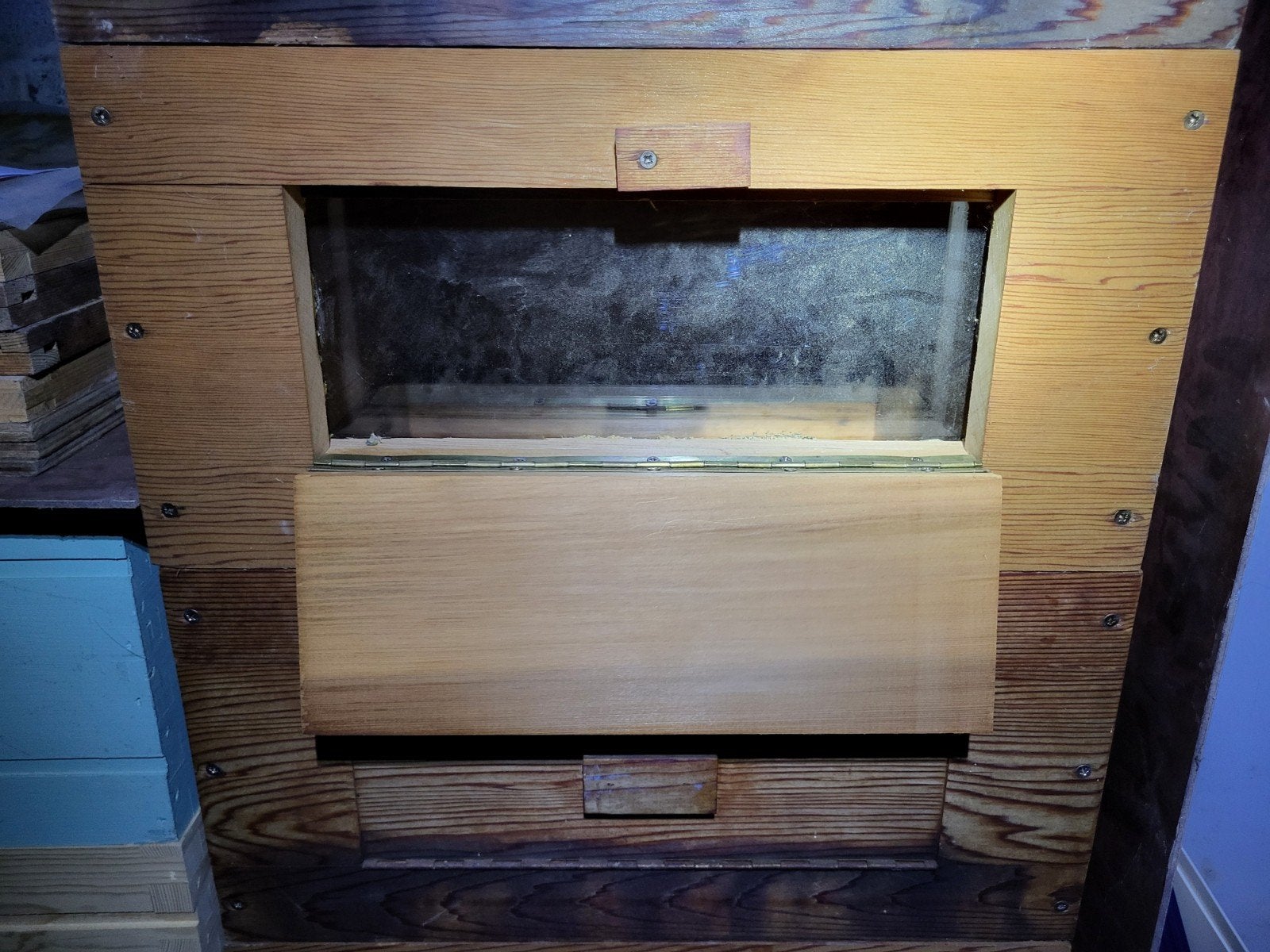 Broedbakken in red cedar, Bijen