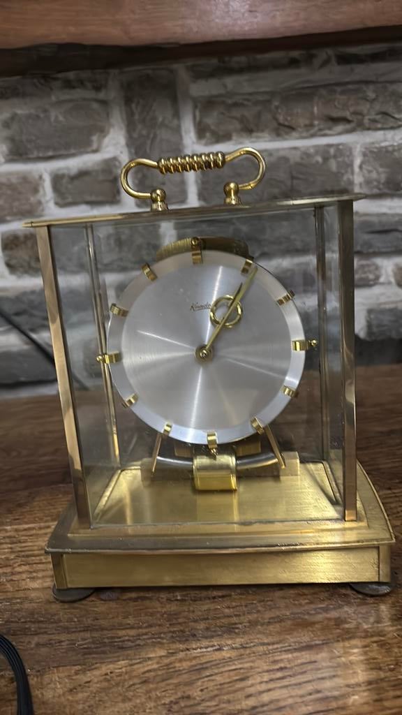 Horloge Kundo en laiton doré, Enlèvement