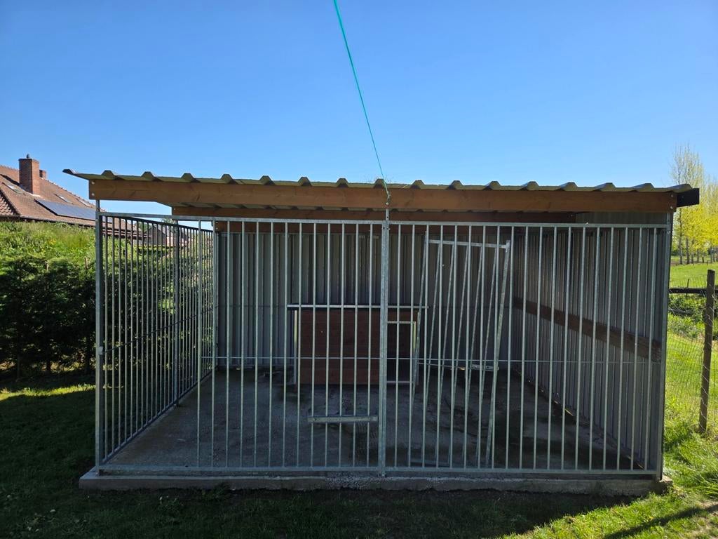 Hondenren 4m x 3m met groot hondenhok te koop, Ophalen, Hondenhok