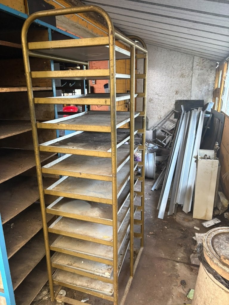 Oud metalen bakkersrek met bakplaten, Ophalen, Gebruikt