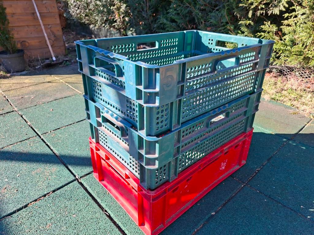 2 grote geperforeerde groene bakken en 1 rode bak, Doe-het-zelf en Bouw, Ophalen, Gebruikt, Bak of Kist